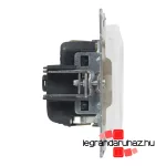 Legrand Suno 2P+F csatlakozóaljzat biztonsági zsaluval, csavaros vezetékbekötéssel fehér, Legrand 721124
